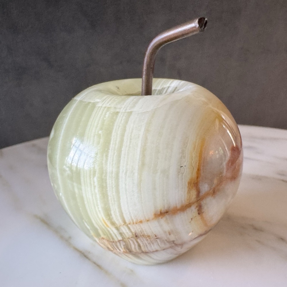 GORGEOUS VINTAGE VEINED AGATE GREEN MARBLE ONTX APPLE PAPERWEIGHT - Picture 2 of 6